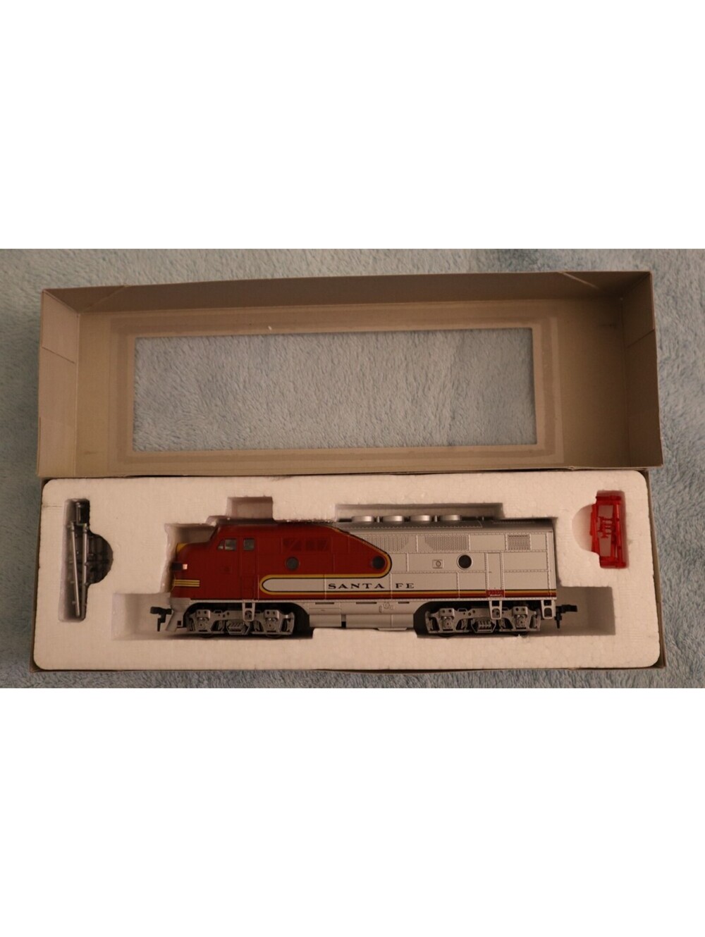 HO Scale Stewart Hobbies Santa Fe (passenger) Locomotive F3A Phase 1 #8050